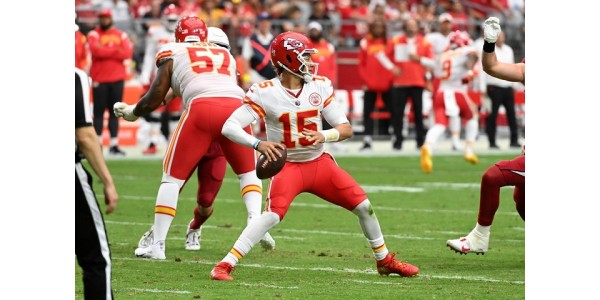 patrick mahomes está muy feliz de que su rival Tom Brady no se haya retirado